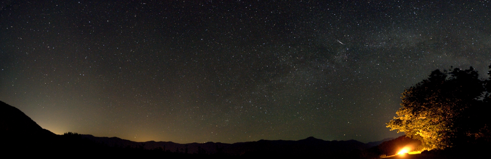 Stellar diamonds framed by distant mountains. - Astrophotography