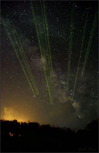 Млечный Путь и лучи от лазерной указки во время проведения экскурсии по созвездиям на СтарФэсте