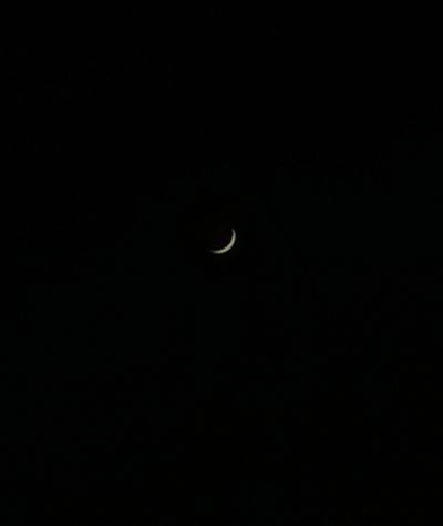 Маленький серп луны сфотканный на фотоаппарат