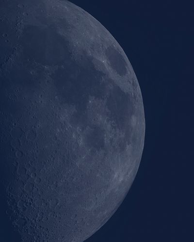 Луна в дневном свете 