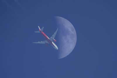 Самолет и луна