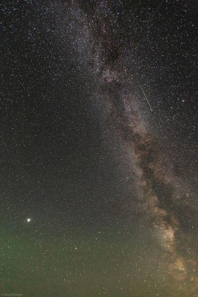 Млечный путь, персеид, Юпитер и собственное зеленое свечение атмосферы
