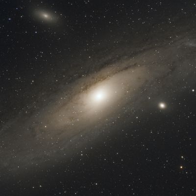 Центральная часть галактики М31 в Андромеде и спутники (М32, М110).