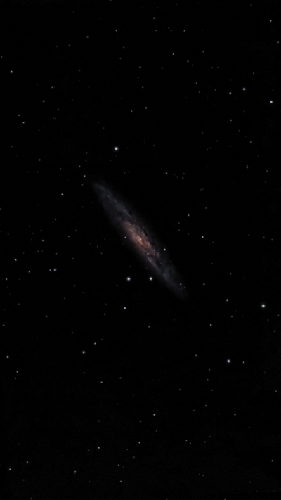 NGC 253 (Caldwell 65) - спиральная галактика с перемычкой в созвездии Скульптор