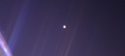 Лунное затмение в стиле Вояджера-1