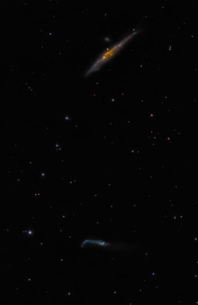 Галактика Кит (NGC 4631) и Хоккейная Клюшка (NGC 4656) в созвездии Гончих Псов