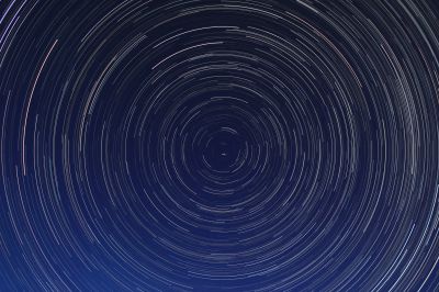 Треки звезд в районе северного полюса мира