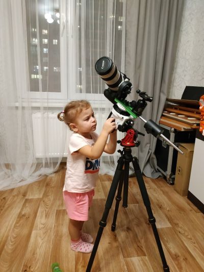 Младший научный сотрудник настраивает мобильный  сетап