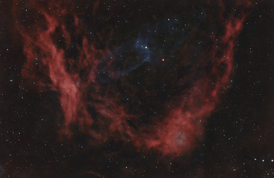 Туманность "Кальмар" (Ou4, Squid) на фоне обширной водородной туманности "Летучая мышь".