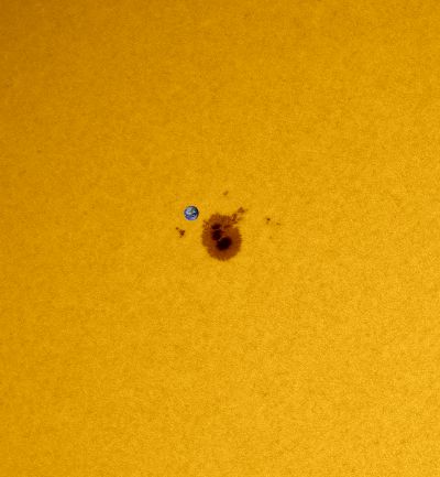 Сравнение размеров Солнечного пятна #3628 с планетой Земля