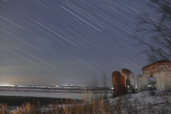 Star trails over the Tom River. - Astrophotography