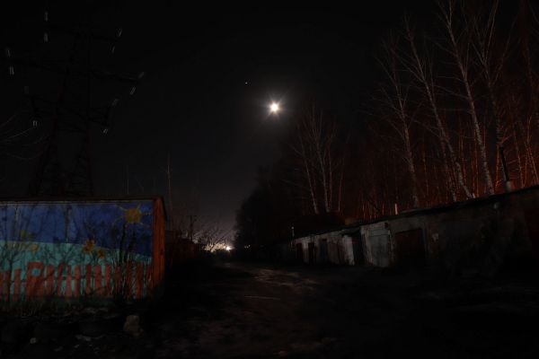 Conjunction of the Moon and Jupiter on November 4, 2022, with a power line pole. - Astrophotography