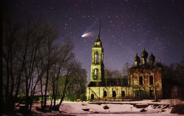 Comet Hale-Bopp over the ruins of a church. - Astrophotography