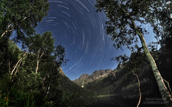 Starry dance over Lake Kardyvach - Astrophotography