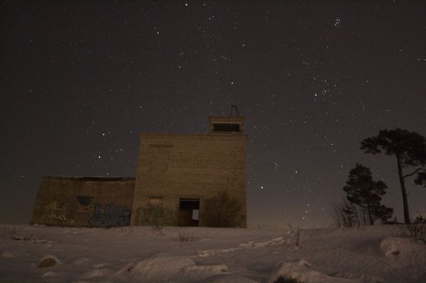Night sky against the background of the structure. - Astrophotography