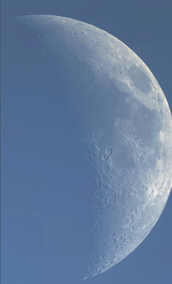 The Moon in the daytime sky - Astrophotography