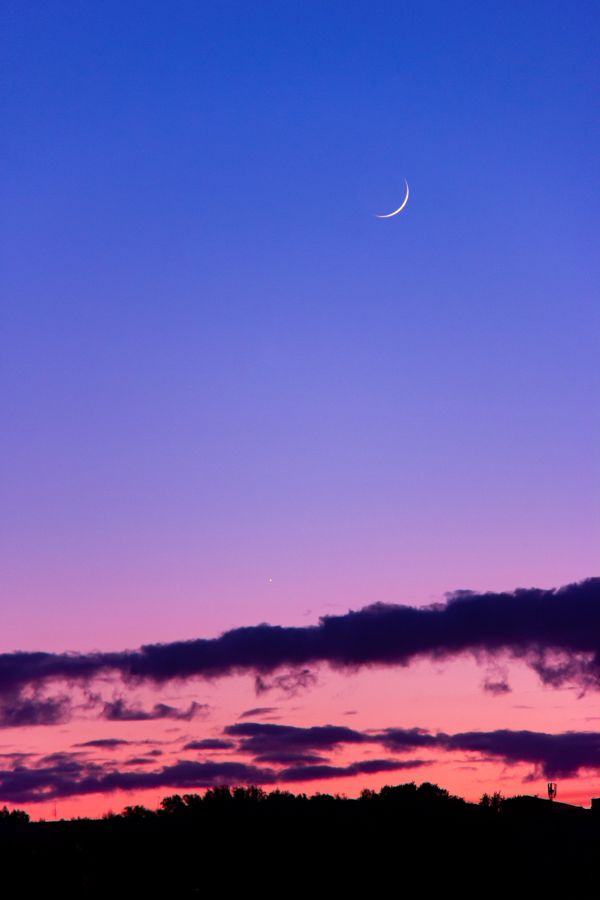 The thin crescent Moon and Jupiter - Astrophotography
