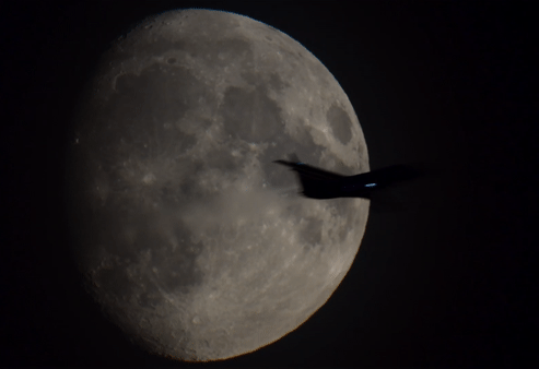 Airplane passing in front of the Moon (Phase = +87% from July 29, 2023) - Astrophotography