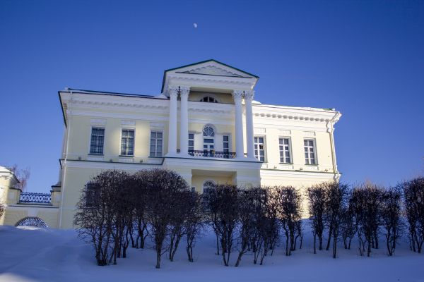 Rastorguev-Kharitonov Estate and the Moon - Astrophotography
