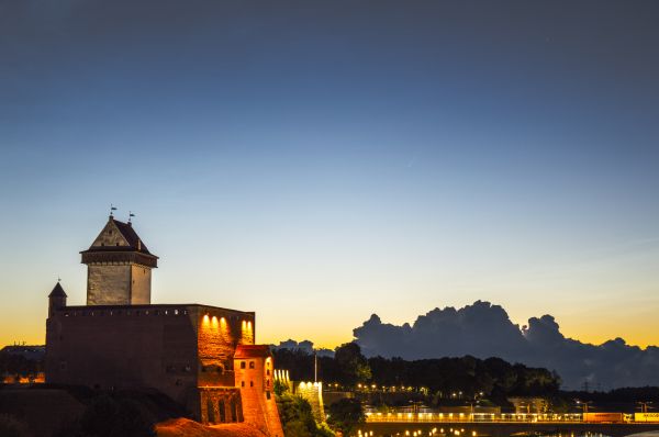 Comet C/2020 F3 (NEOWISE) against the backdrop of Hermann Castle in Narva, Estonia, during the Baltic white nights! - Astrophotography