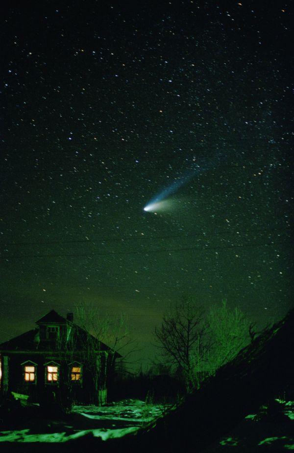 Comet Hale-Bopp. View from the village. - Astrophotography