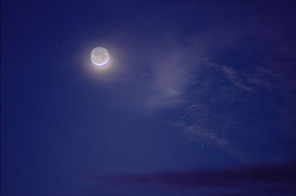 The Moon and the Pleiades in close approach - Astrophotography