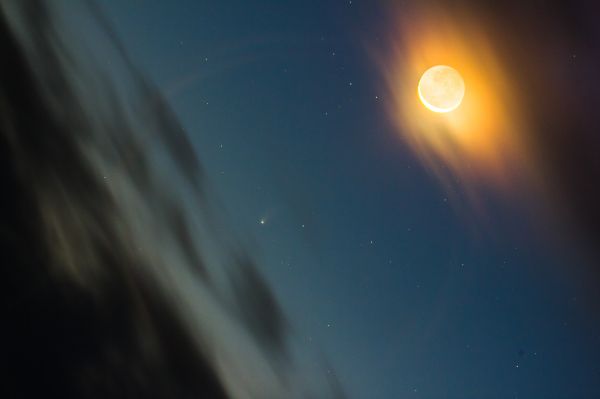 Comet 12P/Pons-Brooks and the Moon (Earthshine) - Astrophotography
