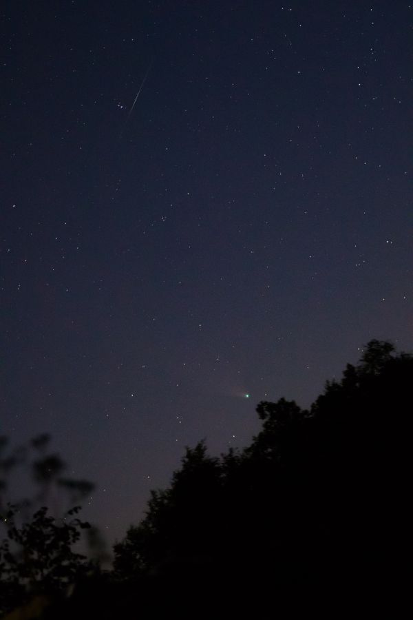 Comet C/2020 F3 NEOWISE on July 28, 2020, at 00:42 Moscow Time, and a satellite flare. - Astrophotography