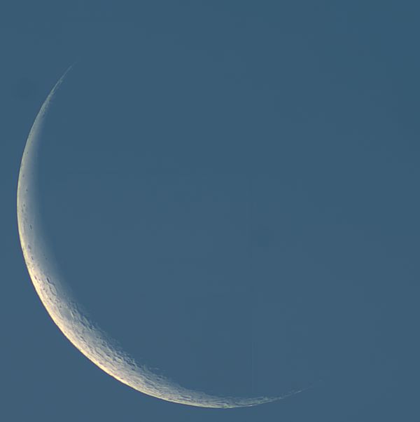 Waning Moon in the morning sky - Astrophotography