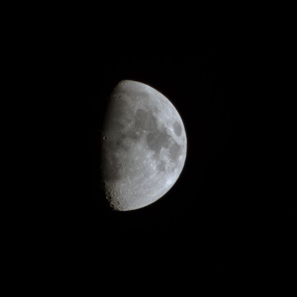 Moon. First light canon 300mm - Astrophotography