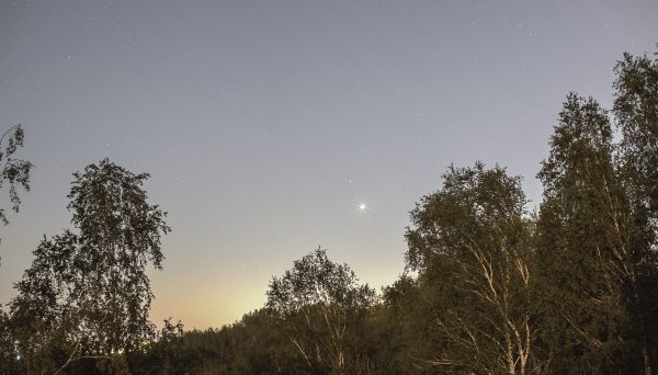 Venus at sunset in urban light pollution. - Astrophotography