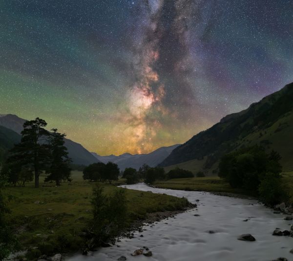 Milky Way shrouded in the glow of the atmosphere - Astrophotography