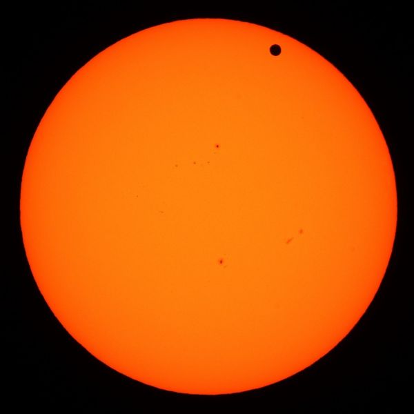 Sun and Venus, 6 june 2012, 8:20 - Astrophotography