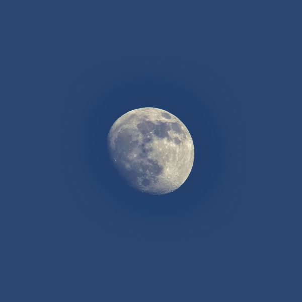 The Moon in the evening sky - Astrophotography