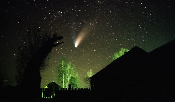 Comet Hale-Bopp. View from the village of Timanovo. - Astrophotography