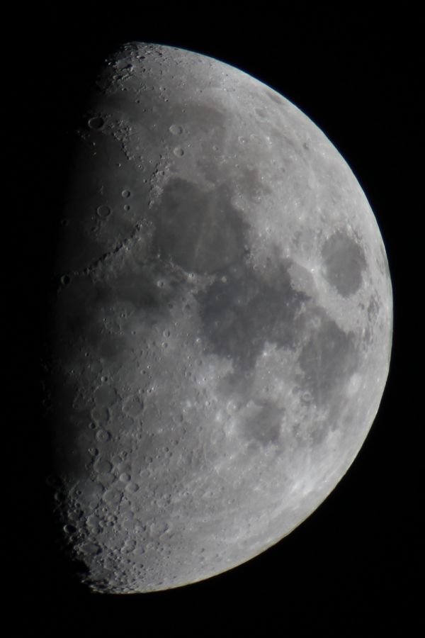 Moon with Canon EF 70-2004L USM and Barlow lens PAG 3-5x (3x), crop 1:1 - Astrophotography