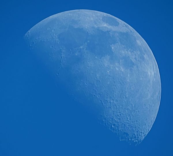 Waxing Moon in the daytime sky on May 20, 2021. - Astrophotography