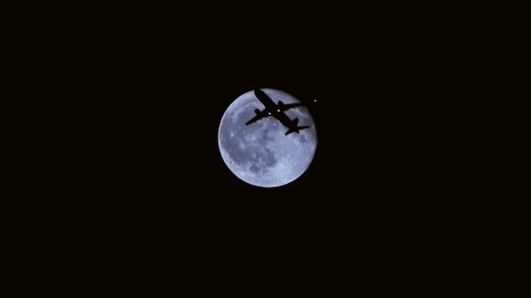 Airplane transit across the Moon. - Astrophotography