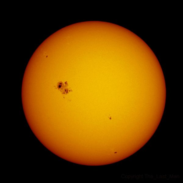 Sun with broadband filter (Baader Astrosolar photo) and with Coronado PST H-alpha, 22 oct 2014. - Astrophotography