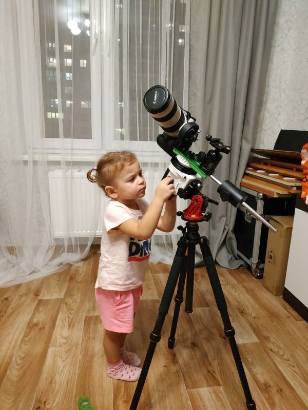 Junior research assistant sets up a mobile setup - Astrophotography