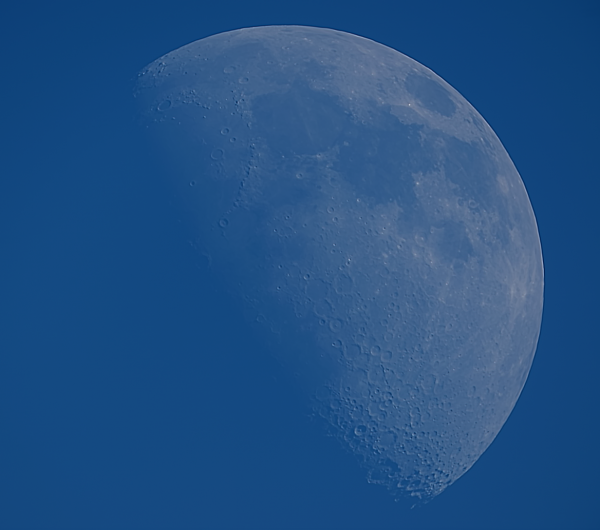 The Moon at 60% illumination on the evening of June 8, 2022. - Astrophotography