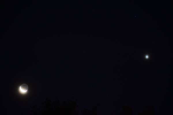 Conjunction of the Moon (-12%), Venus, and Regulus. 11.10.23, 05:30 Moscow time - Astrophotography