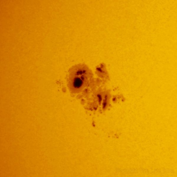 Sun with broadband filter (Baader Astrosolar photo) and with Coronado PST H-alpha, 22 oct 2014 (crop) - Astrophotography
